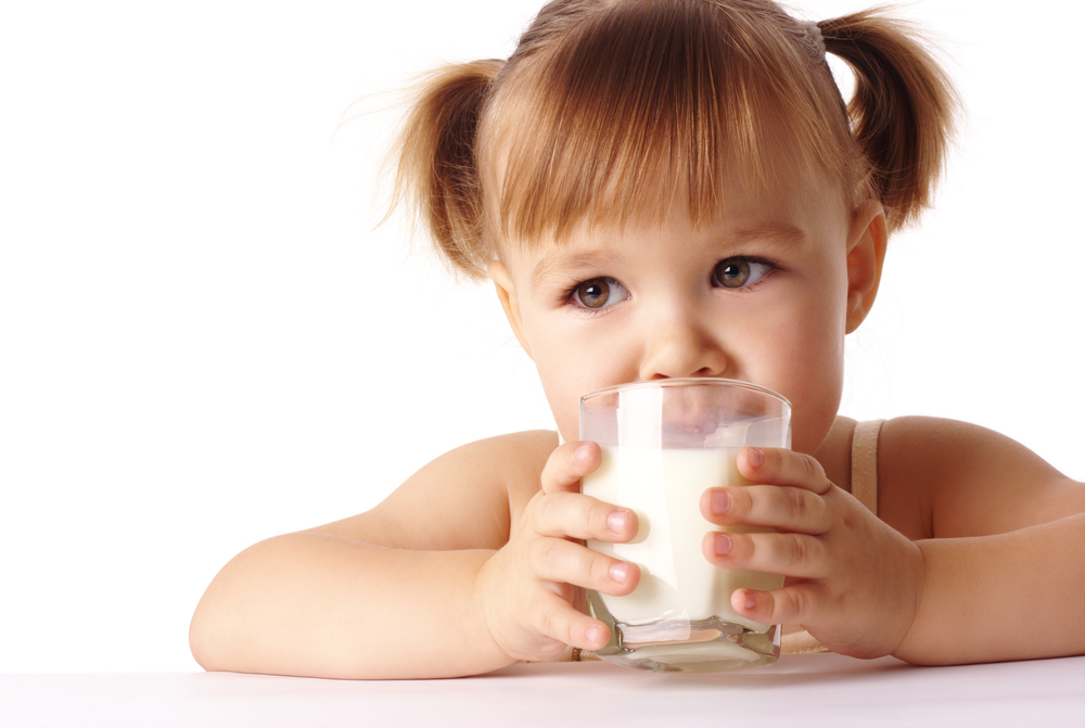 Στα παιδιά δίνουμε πλήρες ή χαμηλό σε λιπαρά γάλα;