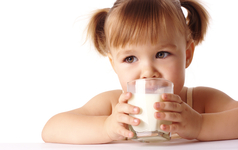 Στα παιδιά δίνουμε πλήρες ή χαμηλό σε λιπαρά γάλα;